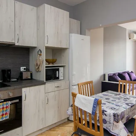 Apartment Zhakler - Top Center Opposite Starbucks *